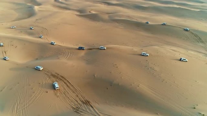 阿拉伯沙漠深处4x4越野车沙丘扑打的美丽空中无人机视图