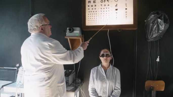 用验光仪和视力表进行视力测试。年轻女子在眼科医生那里检查眼睛。白领工人。活跃的老年人在他们的工作场所