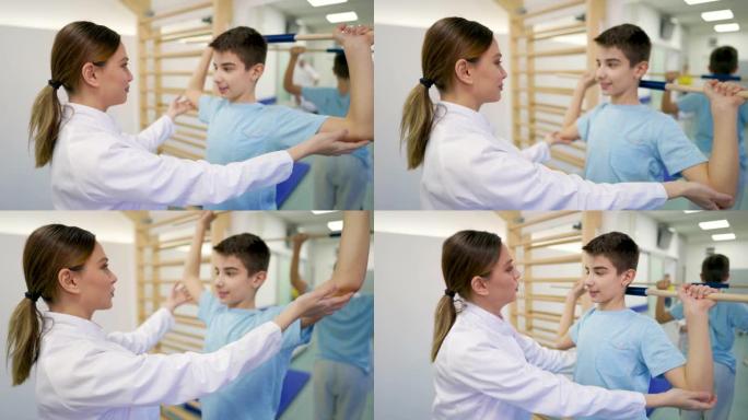 女医生协助年轻患者进行肩部锻炼