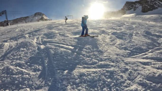 小男孩在阿尔卑斯山的冰川上滑雪