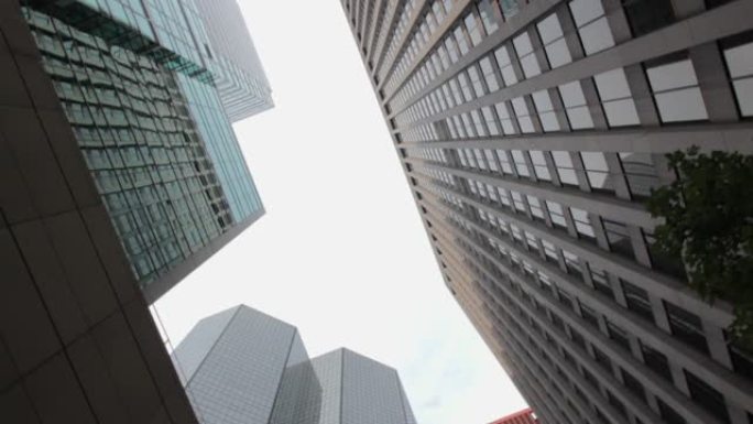 城市建筑的低角度视图与180度摄像机旋转高清