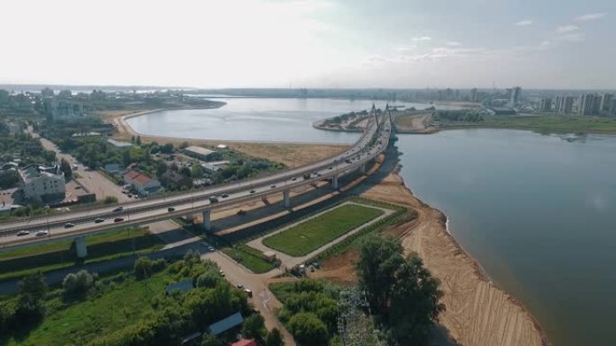 俄罗斯喀山千禧桥上的河流和交通空中城市景观
