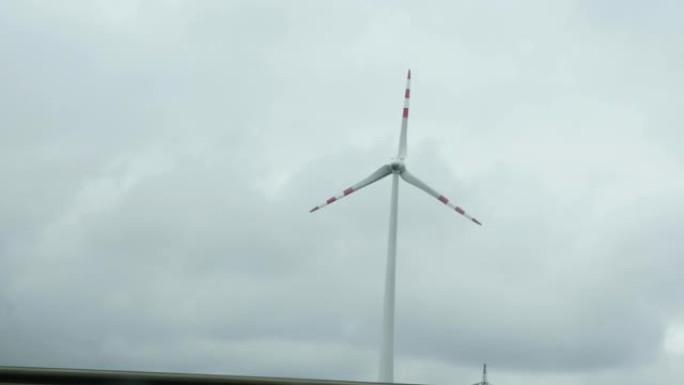 风力涡轮机能源生产。风车农场。风车绿色能源。绿色生态世界的可再生能源生产。风力涡轮机对抗灰色的天空