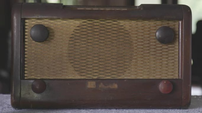 调整木制桌上带表盘的仿古木制收音机