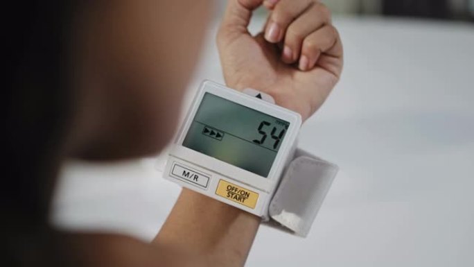 测量血压的年轻黑人妇女