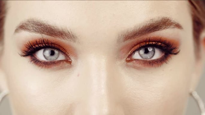明亮的橙色化妆的女性眼睛。马斯卡拉。