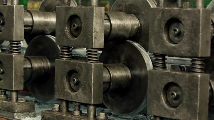 金属制品工厂车间金属型材成型机用工业钢卷材。特写。