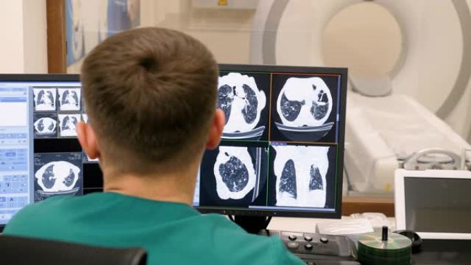放射科医生在控制室中观察有肺部活动的监视器。4K