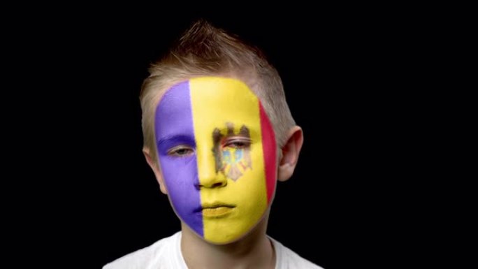 摩尔多瓦足球队的伤心球迷。脸上涂着民族色彩的孩子。