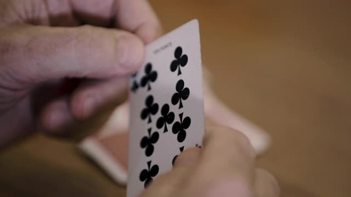 扑克牌—一个人拿着梅花9