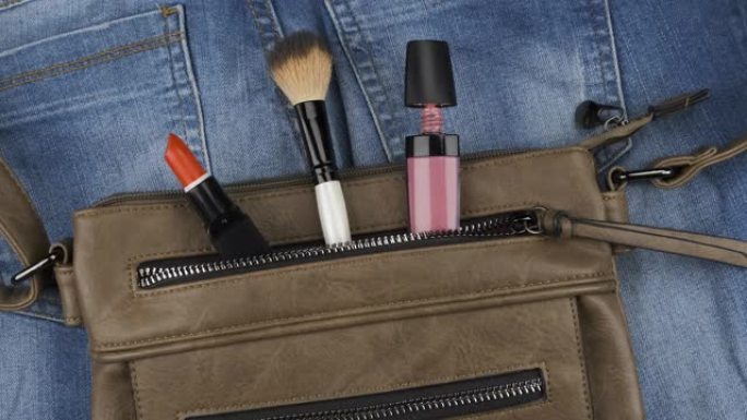 变焦。化妆品从女人包的口袋里伸出来。