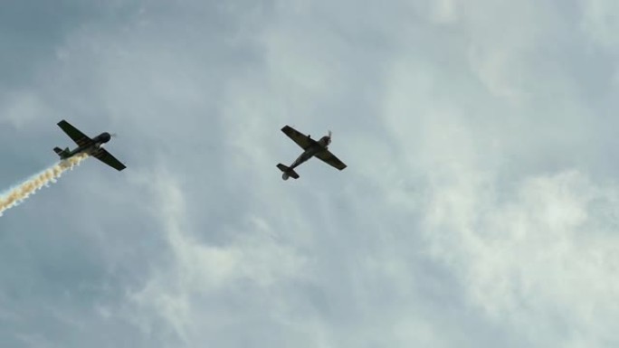 飞机做镜子特技航空展览表演喷射彩色烟雾