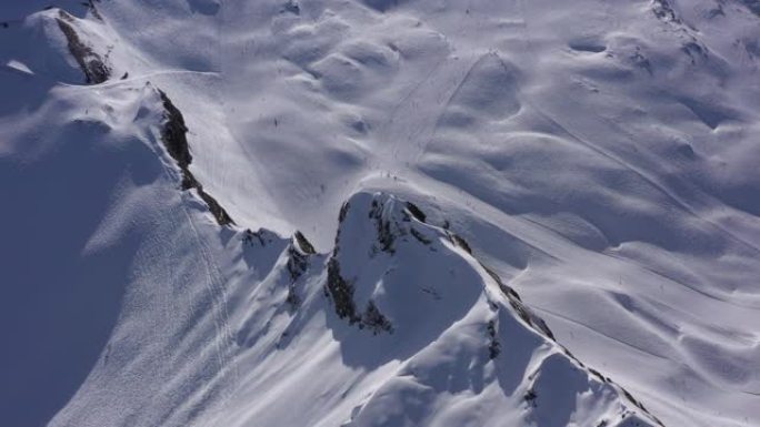 法国阿尔卑斯山滑雪者的航拍