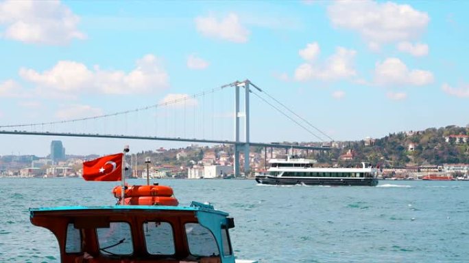 土耳其伊斯坦布尔城市的全景和在阳光明媚的日子和蓝天下马尔马拉海的博斯普鲁斯大桥的云层