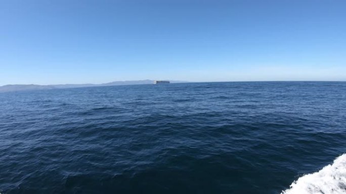 从海峡群岛的渔船上看到的货船