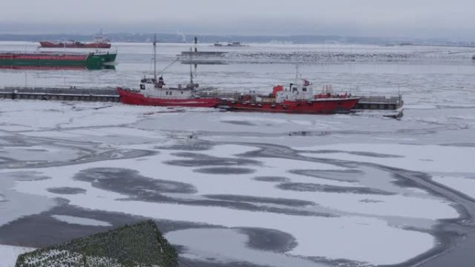 大型货船在冬季河上航行