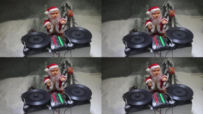 圣诞节和新年俱乐部概念。带耳机的Dj混音器在雪地上。圣诞老人正在转盘上混合。雪地上的创意微型艺术品装