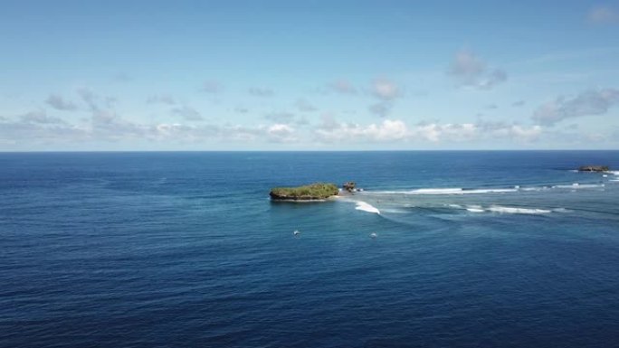 前往Siargao岛上的岩石岛的船只和冲浪者的鸟瞰图
