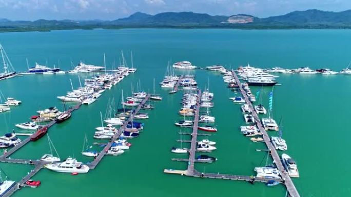 航拍视频无人机拍摄游艇和帆船在码头运输和旅行背景概念停车