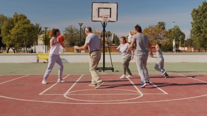 多代家庭在室外球场打篮球