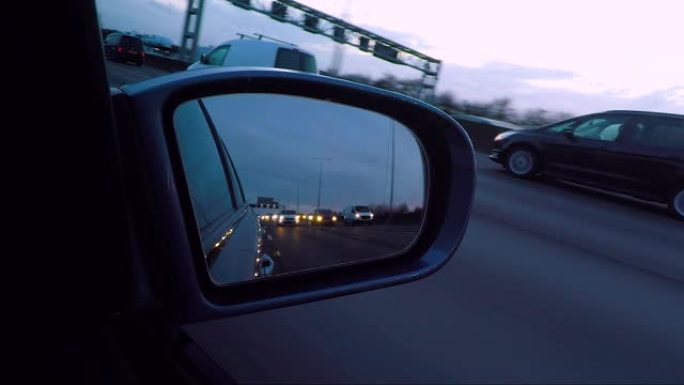 高速公路上的车辆后视镜。