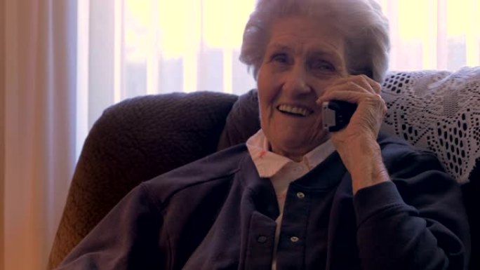 一位90多岁的老人在家中用4k摄影车对着电话边说边笑