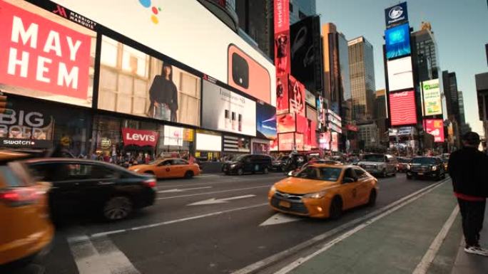 纽约曼哈顿-2019年9月18日: 黄色出租车汽车在美国纽约时代广场百老汇的数字广告和灯火通明的广告