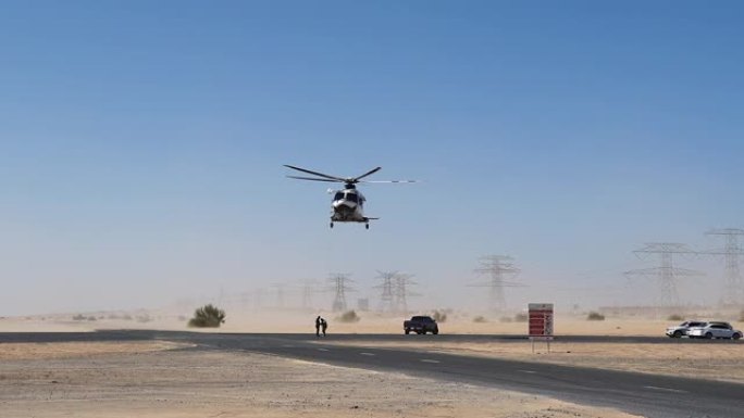 沙漠中的警用直升机。警察培训和救援行动理念。