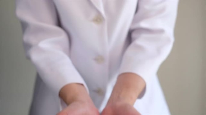 医生用泡沫肥皂洗手，以清除病毒、细菌和细菌。白色制服的背景。关闭了。清洗是预防新冠肺炎传播的方式。