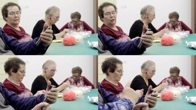 退休社区的老年人使用手机