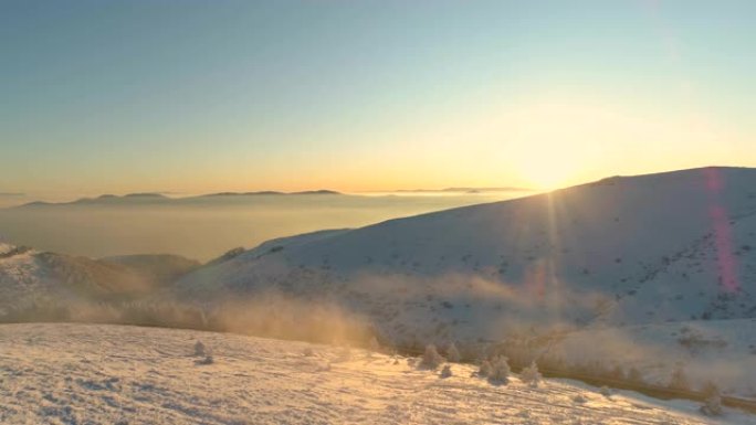 宁静全景中的薄雾雪山山峰日出