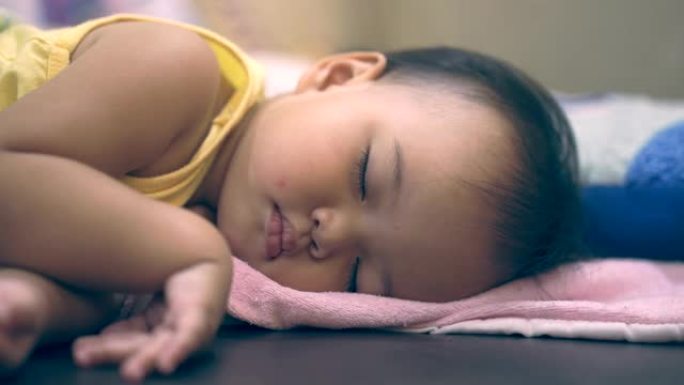 亚洲女婴睡觉，平移相机拍摄