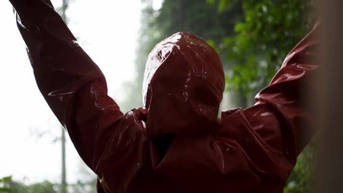 女孩旅行者在山间避雨