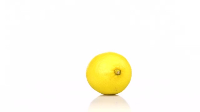 柠檬在白色背景上旋转