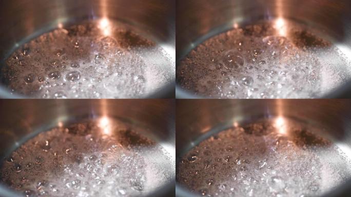 烹饪焦糖酱特写镜头不锈钢平底锅气泡冒泡