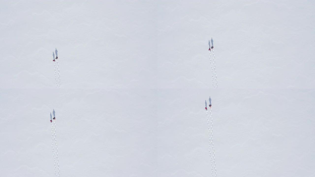 一对夫妇冬季在户外穿雪鞋的航拍视频