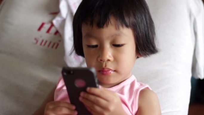 亚洲小女孩在家使用智能手机