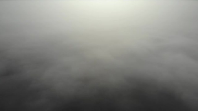 飞越云层。清晨由无人机拍摄的视频。城市上空的烟雾。实时镜头。4K