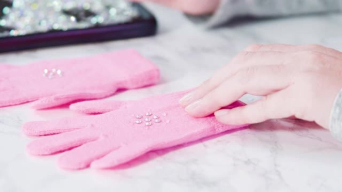 雪花形状的水钻粉色儿童手套。