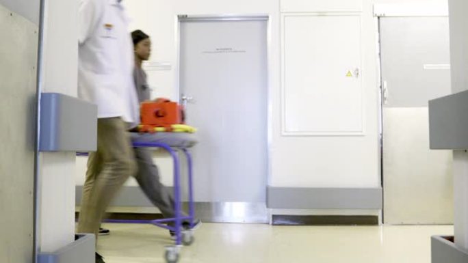 病人在床上被推着穿过医院