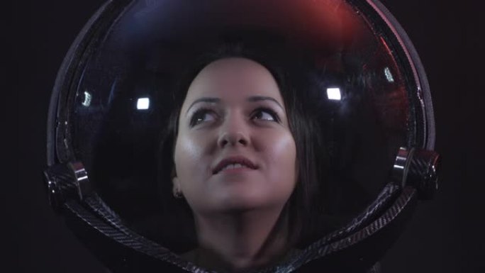 太空头盔中年轻微笑女宇航员的肖像4k镜头
