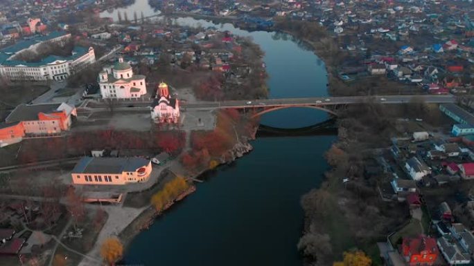 在欧洲小城的河上方和两座教堂的空中拍摄