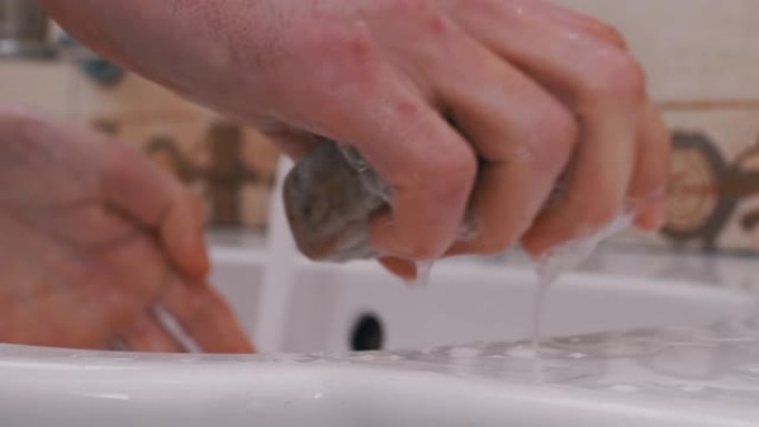 男子在浴室用洗手液洗手。保护冠状病毒