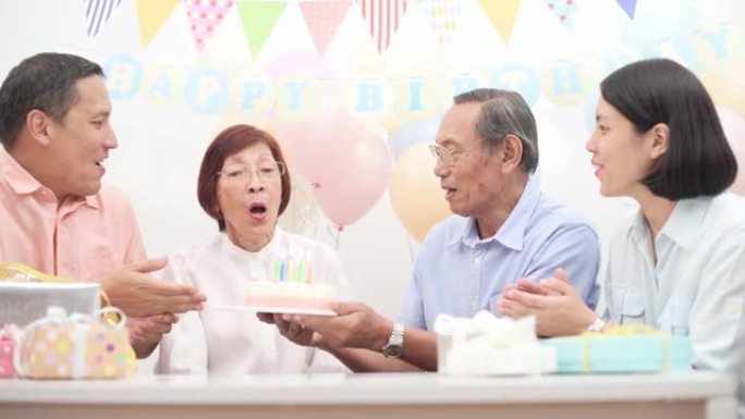 亚洲老年人与家人庆祝生日