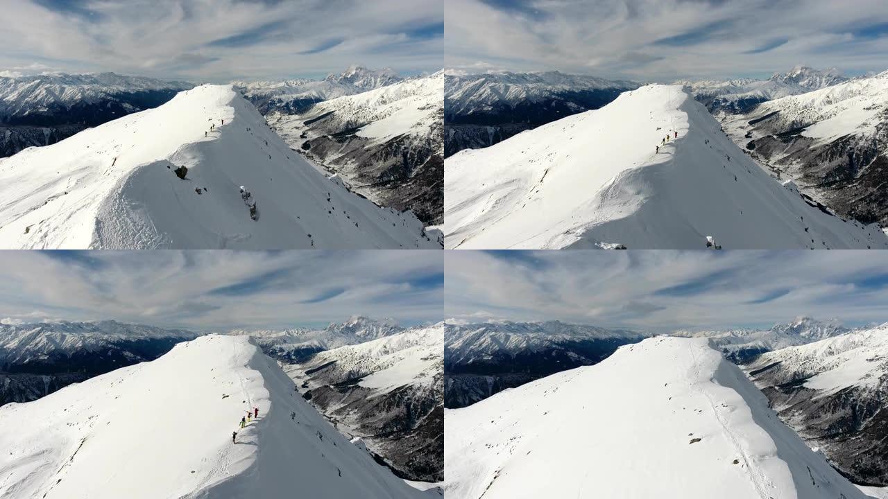 山顶上的一群极端滑雪者。滑雪道斜坡上的自由行。俯视图。佐治亚州高加索山脉，滑雪胜地古达里。