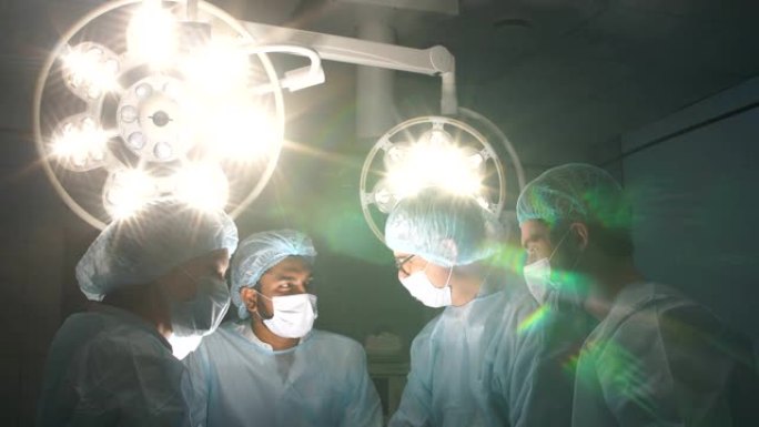 复杂手术中的多种族外科医生团队
