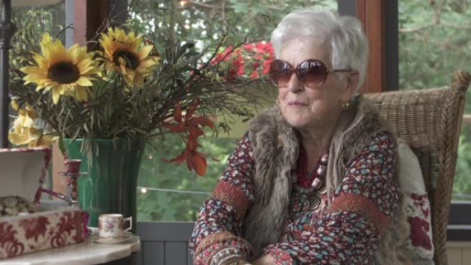 视频肖像老年妇女独自在凉亭
