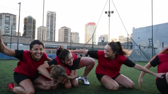 20多岁和30多岁的充满活力的西班牙裔女足球运动员团队
