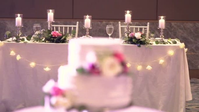 美丽的婚礼蛋糕装饰有鲜花和白色色调。