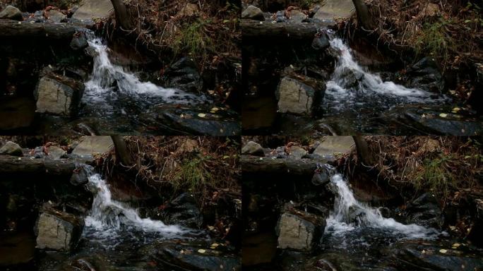 山河上的瀑布，岸边有黑色的石头